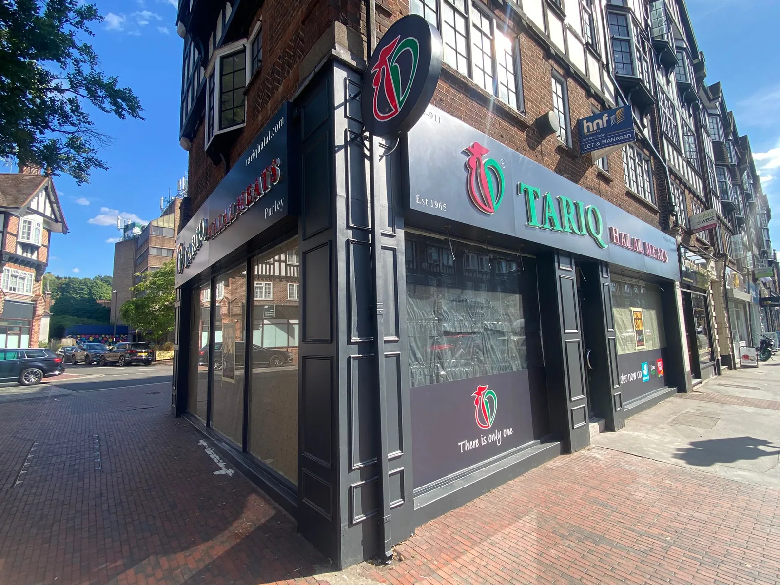 Tariq Halal Meats shopfront by Direct Shopfront – Purley branch with projecting sign